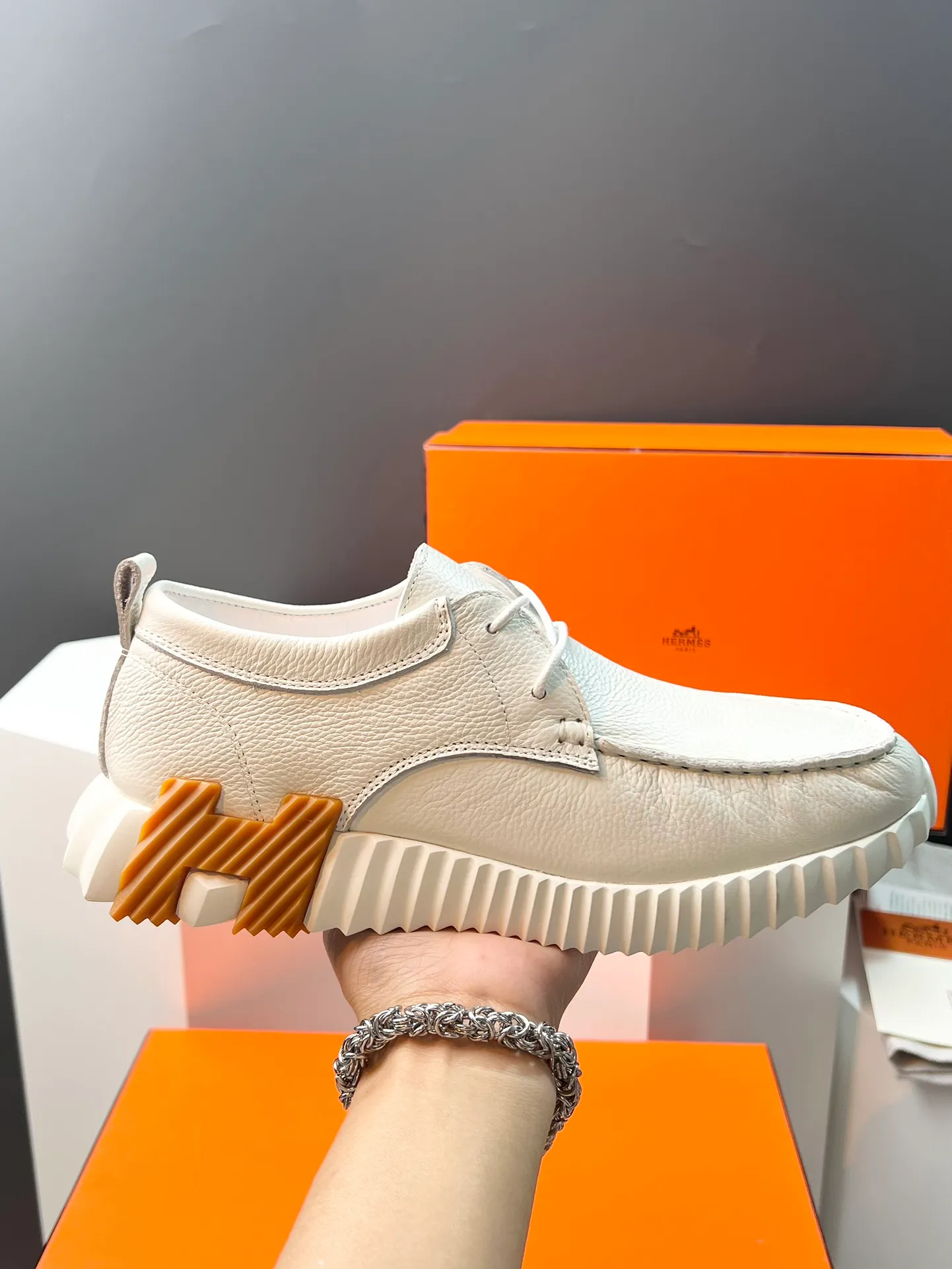 PP660【Hermes】fe new arrival~New Bouncing sneakers are the most comfortable shoes from Hermès. They are extremely light on the feet and look great. You won’t feel tired even when you go shopping and running around👍. They are light and comfortable. They are extremely light. They are perfect for both sports and leisure. They feel great when you step on them! It’s up to you to choose, there’s always what you want~ ✔️Fabric: Imported first-layer cowhide ✔️Inner lining: Imported water-dyed cowhide ✔️Outsole: Seamless combination of IP+TPU (multi-color letters) German technology irradiation machine ✔️Code number: Male 38-44 (45 customized)